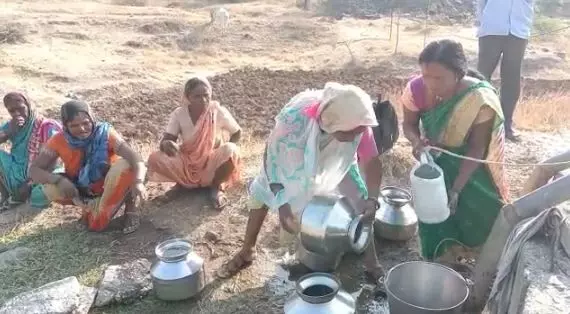 ऐन उन्हात हंडाभर पाण्यासाठी पायपीट, ग्रामीण भागाला पाणी टंचाईचे चटके