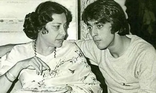 आई तुझी आठवण येत आहे.. अभिनेता संजय दत्तची भावनिक पोस्ट..