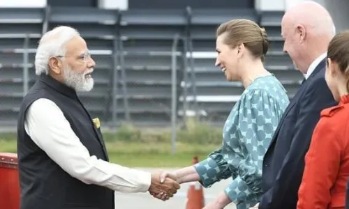 मोदींना महिलांशी हस्तांदोलनाचा शिष्टाचार कळत नाही का? ट्वीटर वर रंगली डिबेट मोदींना महिलांशी हस्तांदोलनाचा शिष्टाचार कळत नाही का? ट्वीटर वर रंगली डिबेट