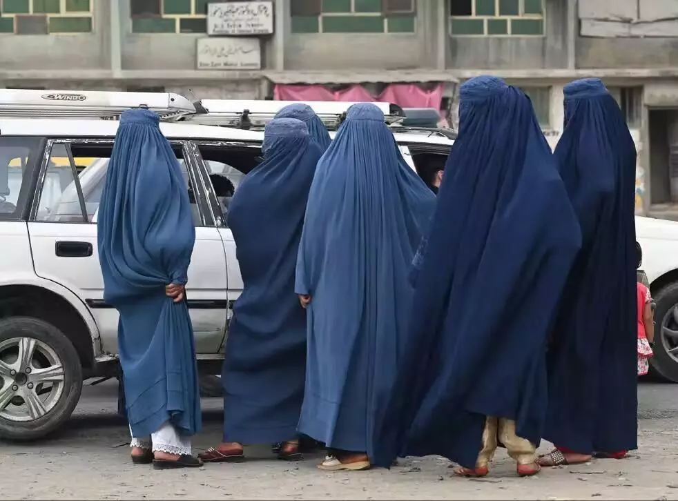 महिलांना सार्वजनिक ठिकाणी चेहरा झाकावाच लागणार ; तालिबानचा महिलांसाठी जाचक नियम