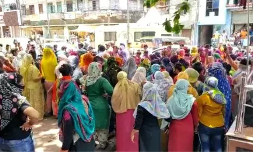 सर्वोच्च न्यायालयाच्या निकालानंतर देहविक्रय व्यवसाय करणाऱ्या महिलांचा जल्लोष.. सर्वोच्च न्यायालयाच्या निकालानंतर देहविक्रय व्यवसाय करणाऱ्या महिलांचा जल्लोष..