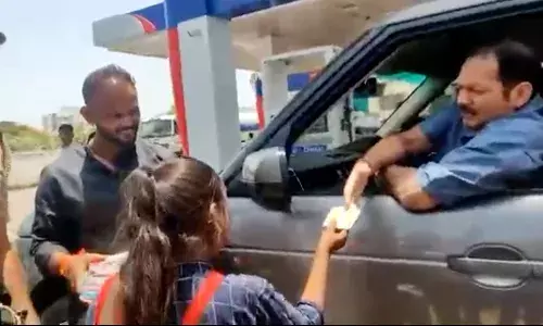 रस्त्यावर पुस्तक विकणारी मुलगी उदयनराजे भोसलेंकडे गेली आणि..