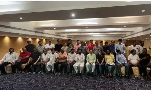 एकनाथ शिंदे यांच्यासोबत दोन महिला आमदार कोण? एकनाथ शिंदे यांच्यासोबत दोन महिला आमदार कोण?