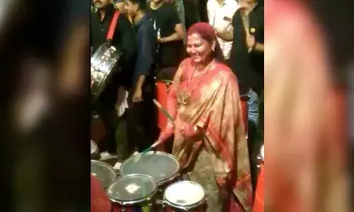 VIDEO : मिसेस मुख्यमंत्र्यांनी एकनाथ शिंदेंचं असं केलं स्वागत.. VIDEO : मिसेस मुख्यमंत्र्यांनी एकनाथ शिंदेंचं असं केलं स्वागत..