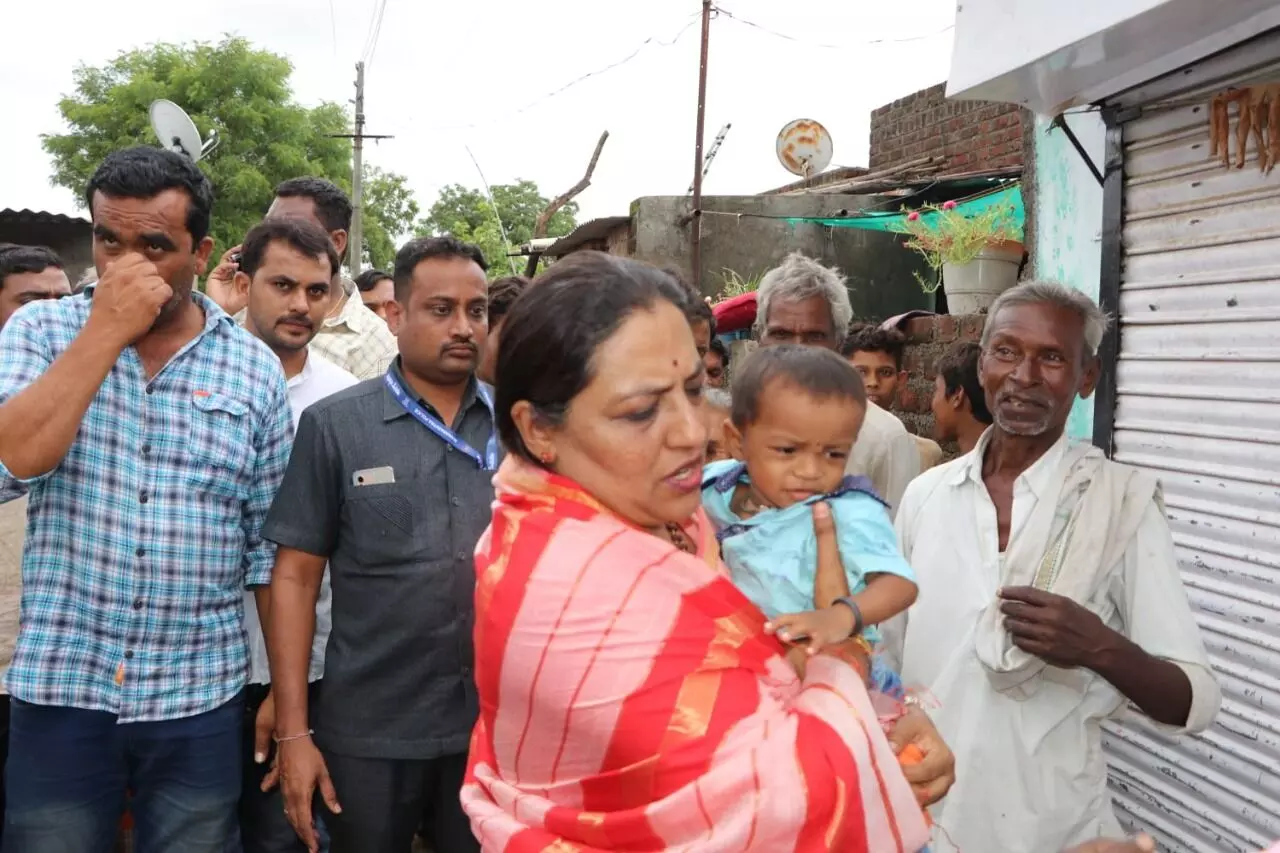 मंत्रीपदाच्या मोहात न अडकता लोकांचे प्रश्न सोडवण्यासाठी यशोमती ठाकूर मैदानात..