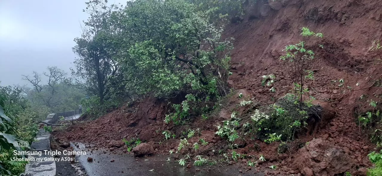 सातारा-प्रतापगड-कुंभरोशी रस्ता दरड कोसळल्याने पूर्णपणे बंद...