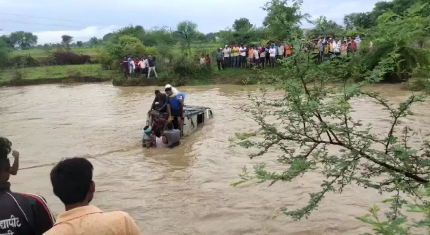 VIDEO : आर्मीच्या जवानाने वाचवीले पाच लोकांचे जिव, पाण्याच्या प्रवाहात...