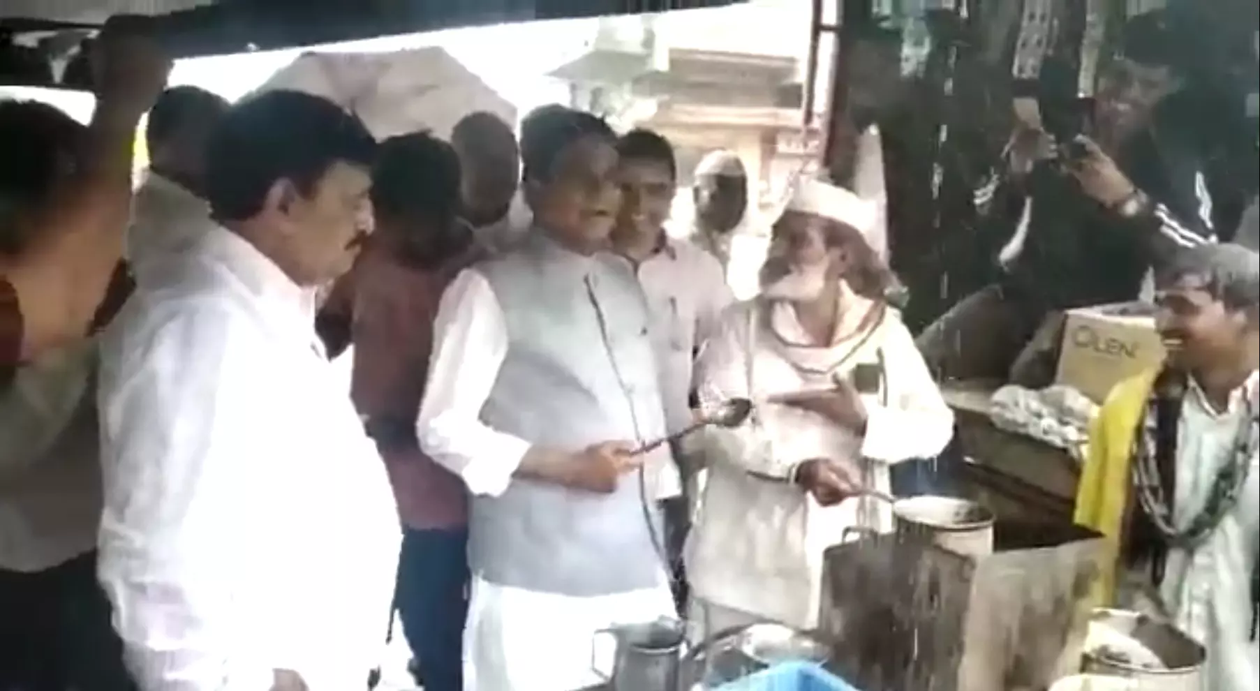 VIDEO : पंढरपूरात वारकऱ्यांसाठी केंद्रीय मंत्री रावसाहेब दानवेंनी केला चहा..