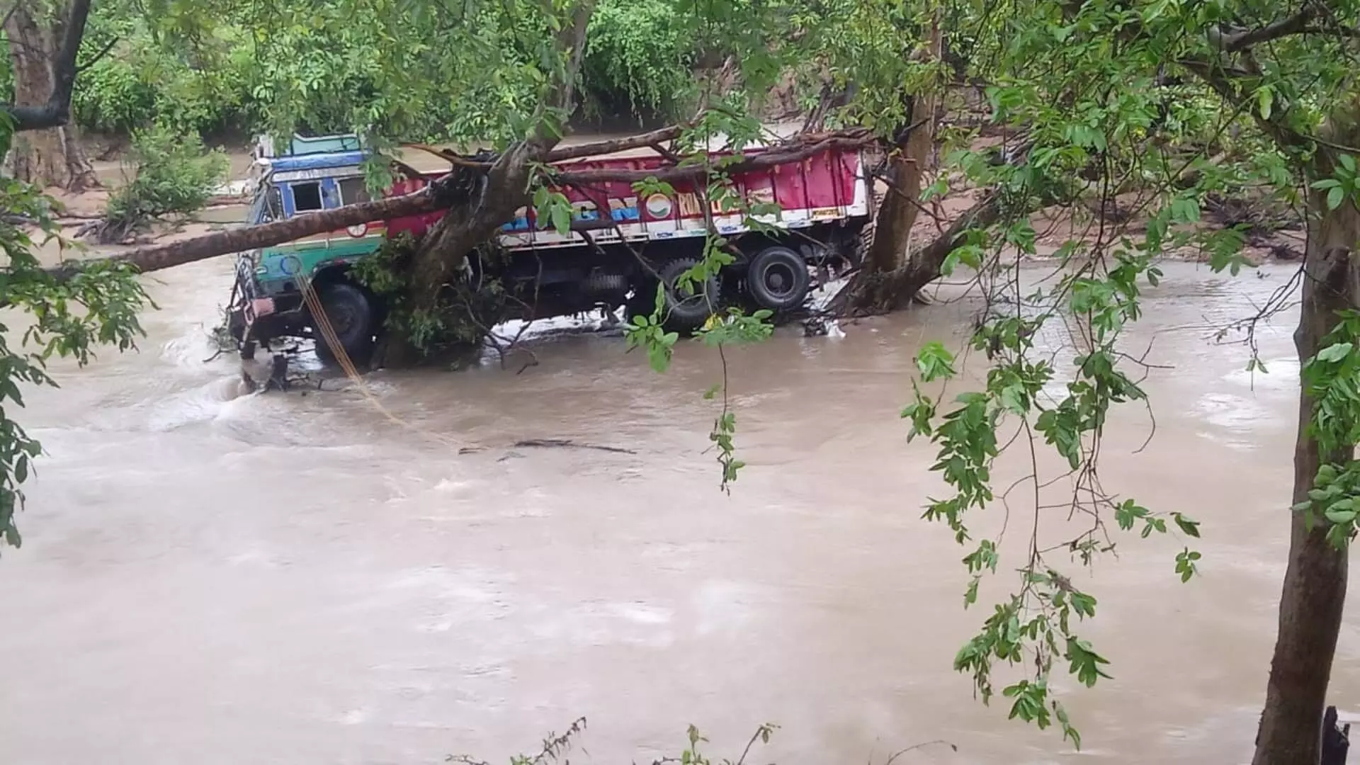 गडचिरोली जिल्ह्यात पावसाचा कहर, ट्रक गेला वाहून, तीन जणांचा मृत्यू