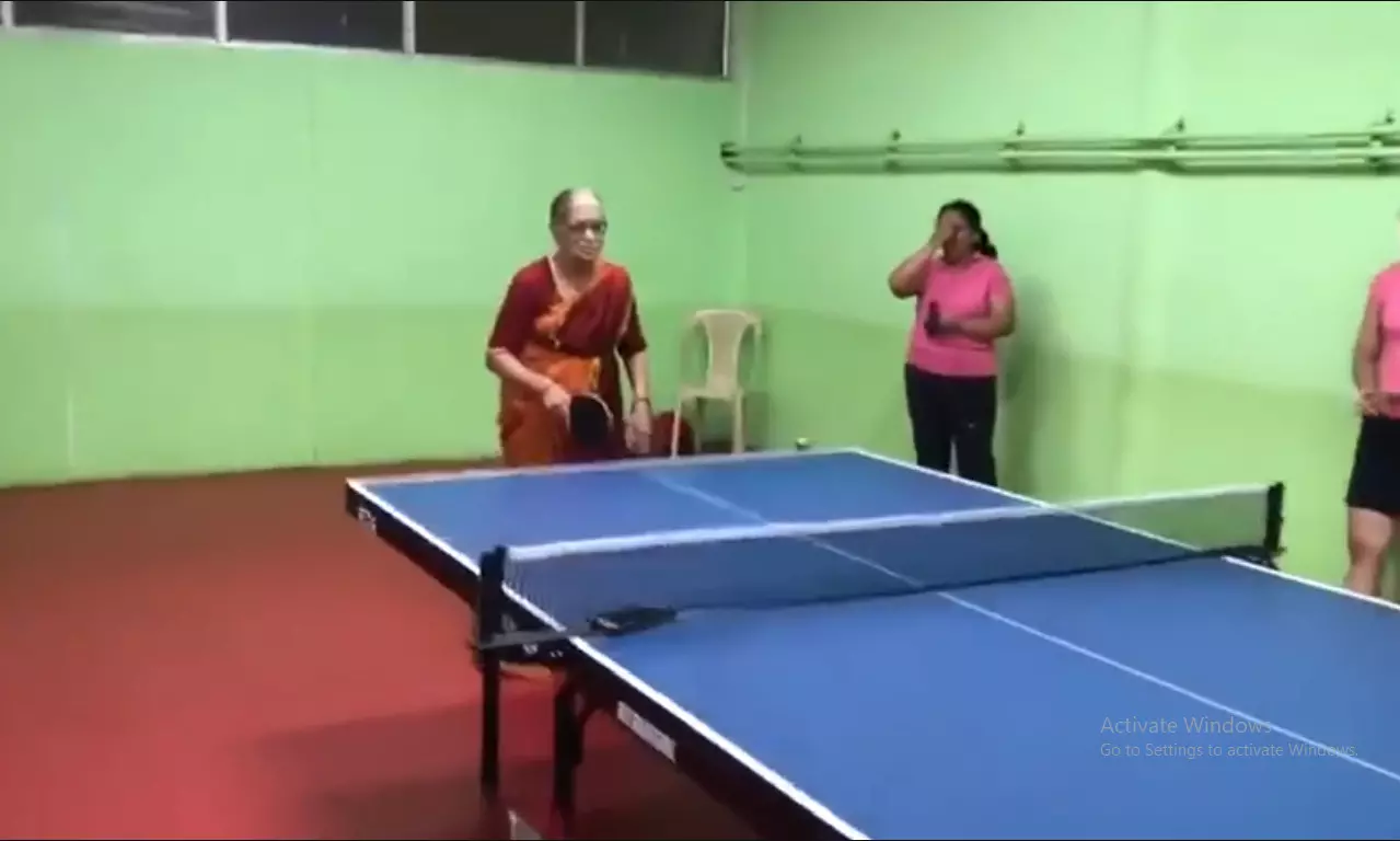 आजींचा स्मॅश पाहून प्रतिस्पर्धी सुद्धा झाला गारद..