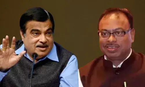 चंद्रशेखर बावनकुळे यांनी बायको पळवून आणली.. नितीन गडकरी यांचा गौप्यस्फोट चंद्रशेखर बावनकुळे यांनी बायको पळवून आणली.. नितीन गडकरी यांचा गौप्यस्फोट
