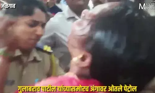 मंत्री गुलाबराव पाटील यांच्यासमोरच महिलेचा आत्मदहनाचा प्रयत्न... मंत्री गुलाबराव पाटील यांच्यासमोरच महिलेचा आत्मदहनाचा प्रयत्न...