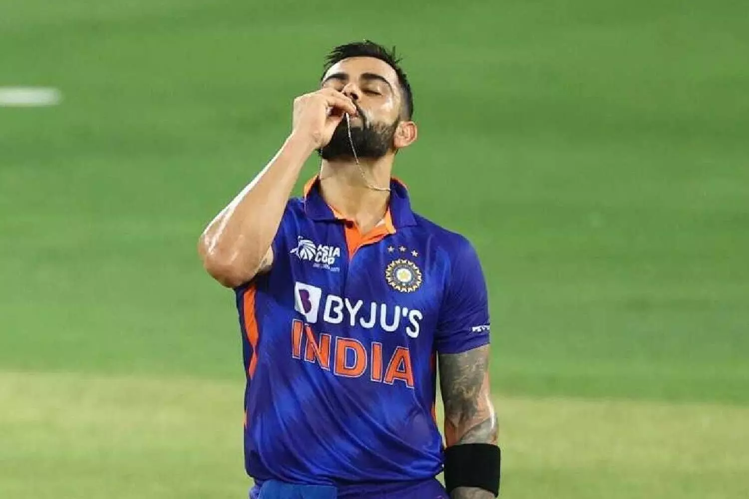 Virat kohli ने अंगठीचे चुंबन घेतले आणि...