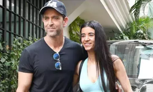 Hrithik-Saba: हृतिक रोशन नोव्हेंबरमध्ये सबा आझादशी लग्न करणार! वडील राकेश यांनी सांगितले सत्य Hrithik-Saba: हृतिक रोशन नोव्हेंबरमध्ये सबा आझादशी लग्न करणार! वडील राकेश यांनी सांगितले सत्य