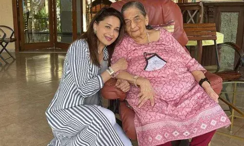 आई वारल्यानंतर माधुरी दीक्षितची भावनिक पोस्ट.. आई वारल्यानंतर माधुरी दीक्षितची भावनिक पोस्ट..