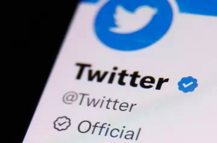 Twitter नं Blue Tick हटवली; नेत्यांपासून सेलिब्रिटींपर्यंत अनेकांना फटका...