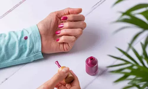 कपड्यांवर लागलेले नेलपेंटचे डाग कसे काढायचे..? कपड्यांवर लागलेले नेलपेंटचे डाग कसे काढायचे..?