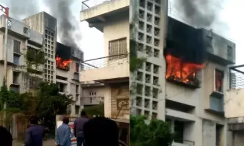 पती पत्नी च्या भांडणात पत्नीने पेटवले घर.. पती पत्नी च्या भांडणात पत्नीने पेटवले घर..