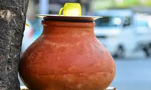 फक्त ५ रुपयांचे मीठ वापरून तुमच्या माठात फ्रिजसारखं थंड पाणी मिळवा फक्त ५ रुपयांचे मीठ वापरून तुमच्या माठात फ्रिजसारखं थंड पाणी मिळवा