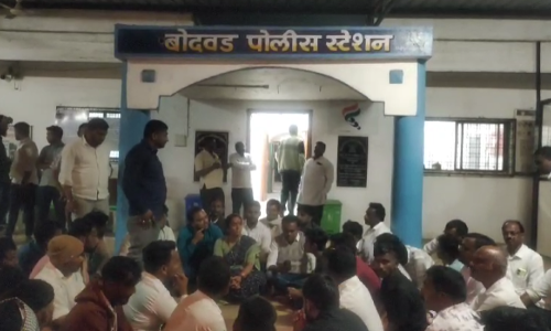 रोहिणी खडसेंसह कार्यकर्त्यांचा पोलीस ठाण्यात ठिय्या