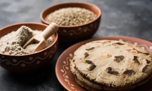 हिवाळ्यात बाजरीची भाकर; उष्णतेसाठी आणि आरोग्यासाठी परफेक्ट चॉईस!