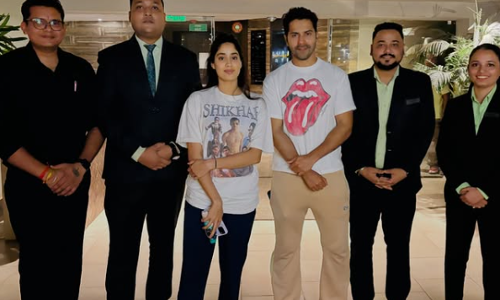 जान्हवी कपूरच्या टी-शर्टने वेधलं लक्ष!