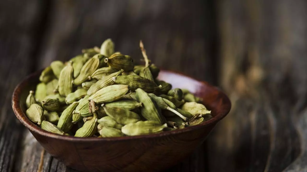Health Benefits of Cardamom : झोपण्यापूर्वी वेलदोडे खाण्याचे फायदे
