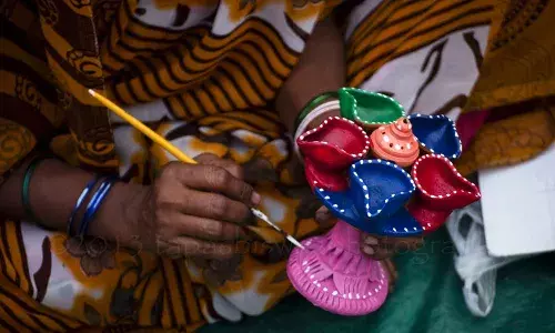 हस्तकलेतून आर्थिक स्वावलंबन