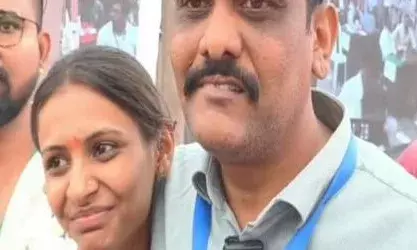 पण २१ वर्षीय संघमित्रा चौधरींच्या विजयाने पवार पॅटर्नला बसला धक्का!