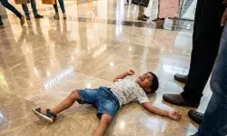 मॉलमध्ये मुलाचा तमाशा आणि बापाचा पराभव!