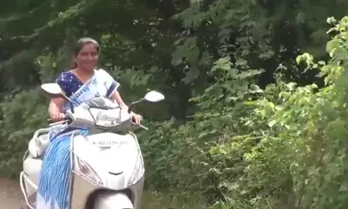 परिस्थिती पुढं हार न मानणारी स्कुटीवाली बाई...