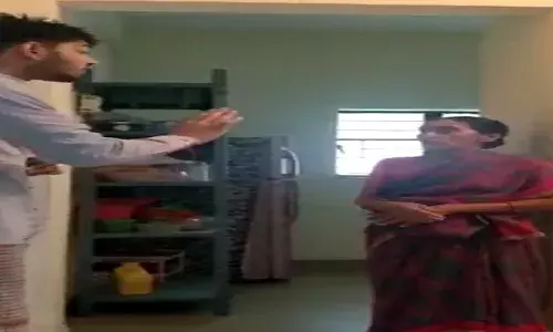 काकूंचा व्हिडीओ व्हायरल पण यात दोष कुणाचा? काकूंचा व्हिडीओ व्हायरल पण यात दोष कुणाचा?