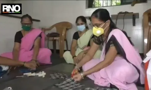 ‘हर बच्चा सुरक्षित रहे’ अंगणवाडी सेविका बनवतायत चिमुकल्यांसाठी मास्क ‘हर बच्चा सुरक्षित रहे’ अंगणवाडी सेविका बनवतायत चिमुकल्यांसाठी मास्क