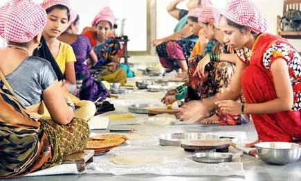 लॉकडाऊन आणि बचत गटातील महिला लॉकडाऊन आणि बचत गटातील महिला