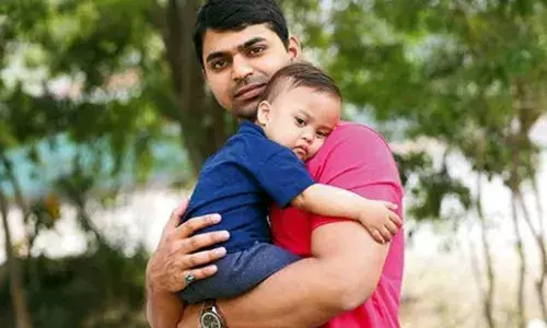 वर्ल्ड्स बेस्ट मॉम बनणारा हा तरुण कोण आहे?