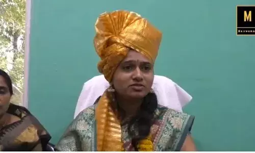 पदभार स्विकारण्याआधी बैलगाडीची सवारी पदभार स्विकारण्याआधी बैलगाडीची सवारी