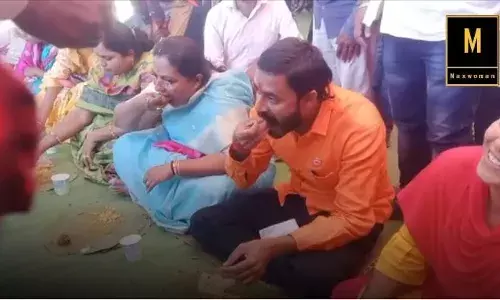 बुफेच्या जमान्यात मंत्री यशोमती ठाकूर यांनी घेतला पंगतीचा आस्वाद... बुफेच्या जमान्यात मंत्री यशोमती ठाकूर यांनी घेतला पंगतीचा आस्वाद...