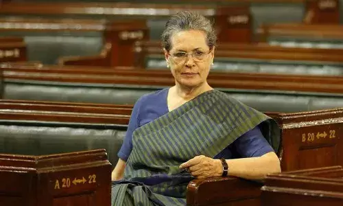 मोदी सरकार संविधानाला कमकुवत करीत आहे - सोनिया गांधी यांची टीका मोदी सरकार संविधानाला कमकुवत करीत आहे - सोनिया गांधी यांची टीका