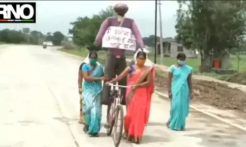 ‘मैं कोरोना हू, बुलाता हू, मगर आने का नहीं’ महिला सरपंचाची भन्नाट शक्कल ‘मैं कोरोना हू, बुलाता हू, मगर आने का नहीं’ महिला सरपंचाची भन्नाट शक्कल