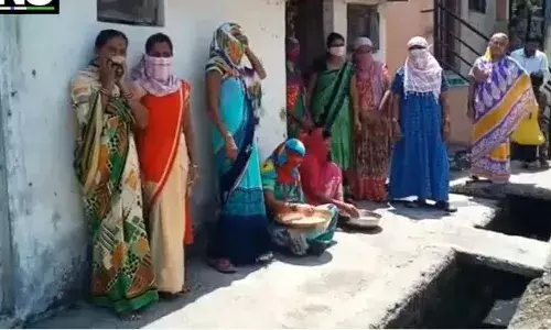 “आणखी किती दिवस चालणार हा कोरोना? आम्ही खायचं काय?” “आणखी किती दिवस चालणार हा कोरोना? आम्ही खायचं काय?”