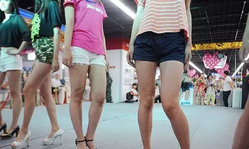 मुलांनो बलात्कार करा सांगणारी काकू