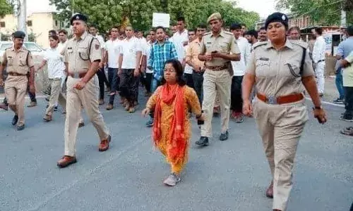 तीन फूट लंबी कलेक्टर साहिबा... तीन फूट लंबी कलेक्टर साहिबा...