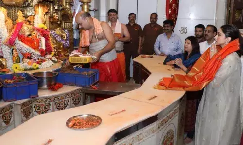 अखेर दीपिका पदुकोण सिद्धिविनायकाच्या चरणी अखेर दीपिका पदुकोण सिद्धिविनायकाच्या चरणी