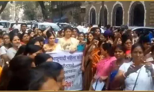 JNU हिंसाचार: मुंबई राष्ट्रवादी भवना बाहेर एकवटल्या महिला JNU हिंसाचार: मुंबई राष्ट्रवादी भवना बाहेर एकवटल्या महिला