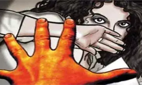 संतापजनक! नगरमध्ये बलात्कार पीडित महिलेला नग्न करून मारहाण