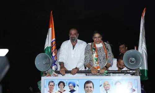 बहिण प्रियासाठी मुन्नाबाई प्रचाराच्या मैदानात बहिण प्रियासाठी मुन्नाबाई प्रचाराच्या मैदानात