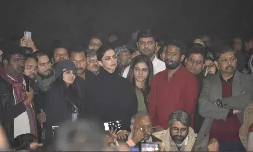 विद्यार्थ्यांना पाठिंबा देण्यासाठी दीपिका पदुकोण जेएनयूमध्ये