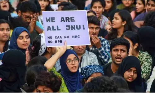 मुलींच्या हाॅस्टेलमध्ये घुसून रुमपर्यंत ॲसिड घेऊन जाणं इतकं सोपं झालंय का?