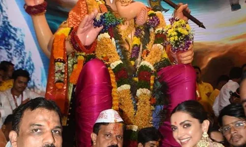 या अभिनेत्री ने घेतले लालबागच्या राजाचे दर्शन