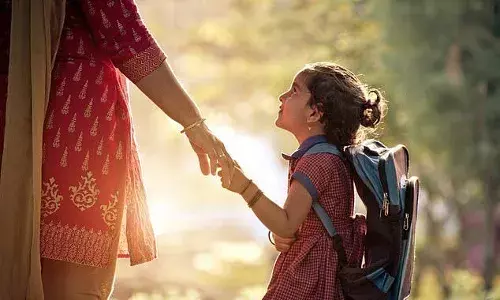 लग्नाशिवाय आई झालेल्या स्त्रीला मानसन्मान मिळतो का? लग्नाशिवाय आई झालेल्या स्त्रीला मानसन्मान मिळतो का?